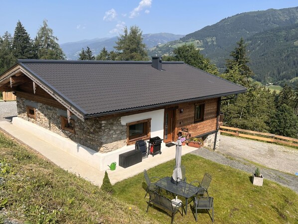 Bâtiment, Plante, Propriété, Fenêtre, Ciel, Arbre, Montagne, Maison, Lot Terre, Nuage