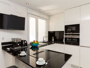 Countertop, Cabinetry, Eigentum, Herd, Sinken, Küche, Küchengerät, Gasherd, Haushaltsgerät, Interior Design