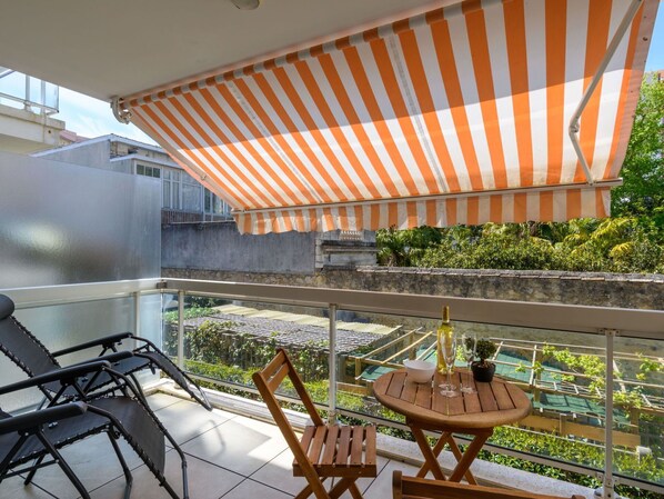 Propriété, Plante, Bâtiment, Ciel, Bleu, Ombre, Bois, Architecture, Design Intérieur, Chaise
