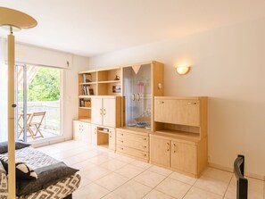 Propriété, Plante, Bâtiment, Ciel, Bleu, Ombre, Bois, Architecture, Design Intérieur, Chaise