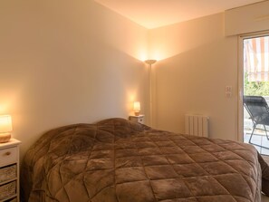 Propriété, Plante, Bâtiment, Ciel, Bleu, Ombre, Bois, Architecture, Design Intérieur, Chaise