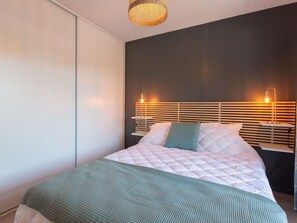 Propriété, Plante, Bâtiment, Ciel, Bleu, Ombre, Bois, Architecture, Design Intérieur, Chaise