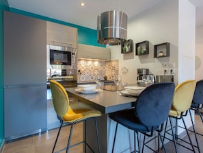 Propriété, Plante, Bâtiment, Ciel, Bleu, Ombre, Bois, Architecture, Design Intérieur, Chaise