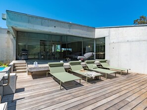 Ciel, Propriété, Ombre, Mobilier De Jardin, Architecture, Design Urbain, Bois, Maison, Extérieur Banc, Fenêtre