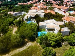 Plante, Bâtiment, Arbre, Maison, Végétation, Lot Terre, Paysage Naturel, Design Urbain, Fenêtre, Zone Résidentielle