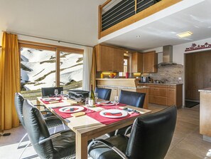 Table, Meubles, Propriété, Chaise, Bâtiment, Cuisine, Cabinetry, Bois, Design Intérieur, Sol