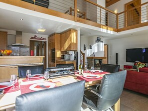 Meubles, Table, Canapé, Bâtiment, Design Intérieur, Plante D'Appartement, Chaise, Salon, Bois, Sol