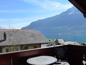 Himmel, Wolke, Eigentum, Berg, Fenster, Gebäude, Azurblau, Wasser, Haus, Landschaft