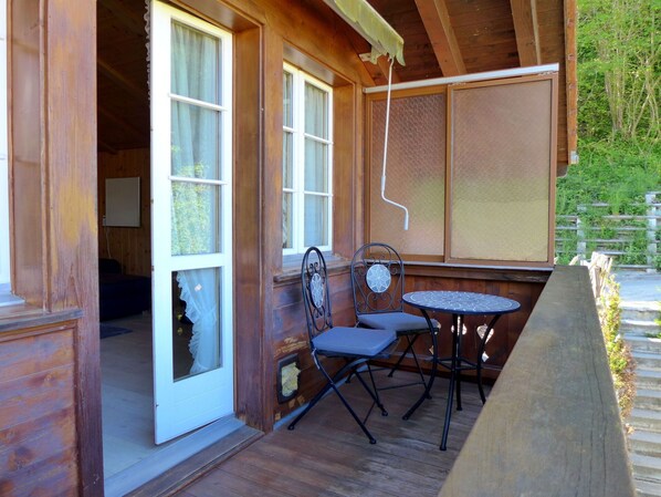Möbel, Fenster, Tabelle, Gebäude, Holz, Pflanze, Stuhl, Interior Design, Schatten, Hütte