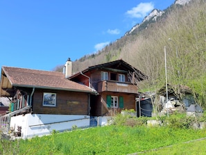 Himmel, Pflanze, Wolke, Gebäude, Haus, Fenster, Grundstueck, Gras, Berg, Natürliche Landschaft