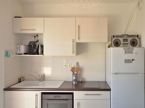 Cabinetry, Propriété, Comptoir, Bâtiment, Evier, Blanc, Cuisine, Appareil De Cuisine, Évier, Électroménager