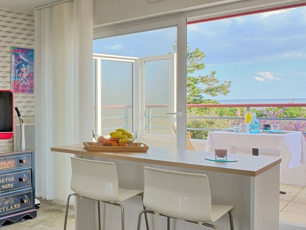 Propriété, Table, Meubles, Fenêtre, Bleu Azur, Bois, Ombre, Design Intérieur, Ciel