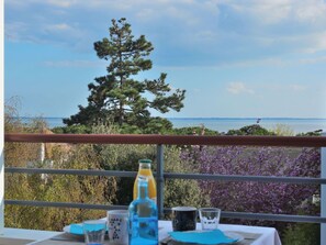 Ciel, Table, Nuage, Vaisselle, Plante, Meubles, Bleu Azur, Chaise, Clôture, Arbre