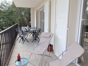 Eigentum, Möbel, Stuhl, Holz, Interior Design, Fussboden, Schatten, Veranda, Flooring, Wohnzimmer