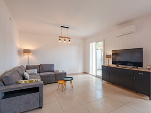 Möbel, Eigentum, Cabinetry, Tabelle, Couch, Gebäude, Fernsehen, Interior Design, Zimmerpflanze, Wohnzimmer