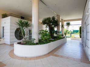 Pflanze, Schatten, Grundeigentum, Flooring, Verbundwerkstoff, Fassade, Landschaft, Holz