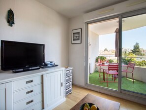 Möbel, Eigentum, Cabinetry, Komfort, Pflanze, Interior Design, Wohnzimmer, Schublade, Fernsehen, Flooring