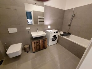 Gebäude, Armatur, Haus, Interior Design, Fussboden, Flooring, Materialeigenschaft, Badezimmer, Hartholz, Bad Sink