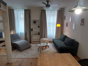 Möbel, Eigentum, Komfort, Tabelle, Holz, Couch, Beleuchtung, Interior Design, Schatten, Gebäude