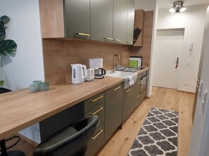Cabinetry, Möbel, Countertop, Gebäude, Holz, Interior Design, Schublade, Küche, Tabelle, Flooring