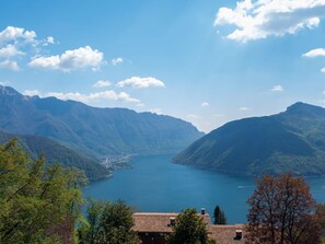 Wolke, Wasser, Berg, Himmel, Wasservorräte, Pflanze, Natürliche Landschaft, Baum, Hochland, See