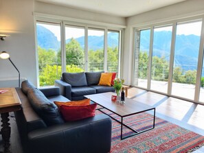 Möbel, Couch, Eigentum, Fenster, Tabelle, Azurblau, Pflanze, Gebäude, Interior Design, Wohnzimmer