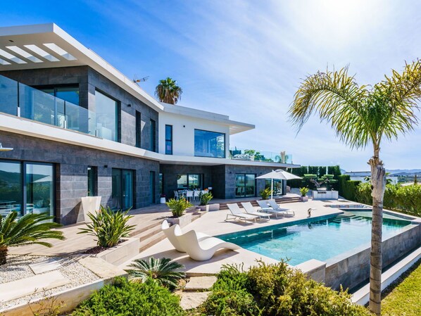 Ciel, Bâtiment, Propriété, L'Eau, Plante, Bleu Azur, Piscine, Architecture, Arbre, Condominium