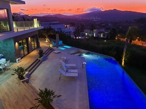 Ciel, Bâtiment, Propriété, L'Eau, Plante, Bleu Azur, Piscine, Architecture, Arbre, Condominium