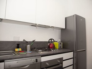 Cabinetry, Zapfhahn, Countertop, Gebäude, Interior Design, Herd, Küche, Küchengerät, Schublade