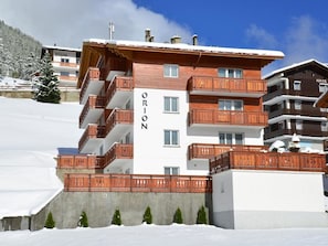 BĂątiment, Nuage, Ciel, FenĂȘtre, Neige, Design Urbain, Arbre, Zone RĂ©sidentielle, Maison, Quartier