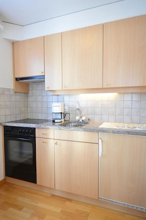 Cabinetry, Comptoir, Evier, BĂątiment, Ăvier, Cuisine, Appareil De Cuisine, CuisiniĂšre, Bois, Robinet