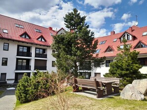 Plante, Nuage, Ciel, Bâtiment, Fenêtre, Extérieur Banc, Lot Terre, Herbe, Design Urbain, Maison