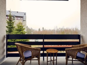 Propriété, Table, Meubles, Ciel, Bâtiment, Bois, Rectangle, Mobilier De Jardin, Ombre, Design Intérieur