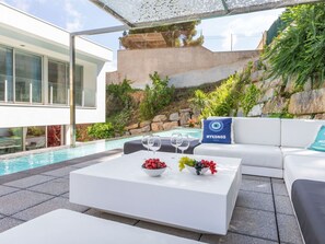 Pflanze, Gebäude, Interior Design, Gartenmöbel, Wohnzimmer, Couch, Urban Design, Studio Couch, Fenster, Freizeit
