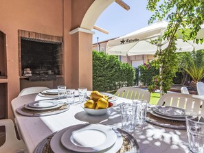 Vaisselle, Table, Meubles, Propriété, Vaisselle, Plante, Assiette, Chaise, Ciel, Drinkware