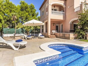 Plante, Bâtiment, Bleu Azur, Fenêtre, Piscine, Ombre, L'Eau, Mobilier De Jardin, Arbre, Loisir