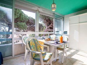 Plante, Meubles, Ciel, Propriété, Table, Bâtiment, Nuage, Fenêtre, Chaise, Mobilier De Jardin