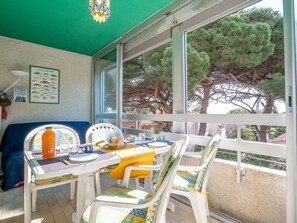 Plante, Meubles, Ciel, Propriété, Table, Bâtiment, Nuage, Fenêtre, Chaise, Mobilier De Jardin