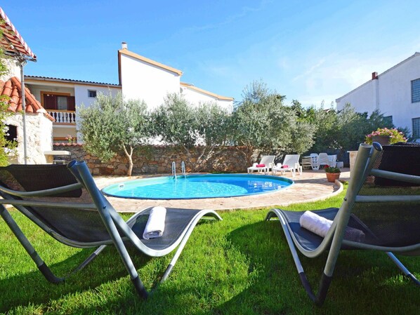 Plante, Meubles, Ciel, Propriété, Table, Bâtiment, Nuage, Fenêtre, Chaise, Mobilier De Jardin