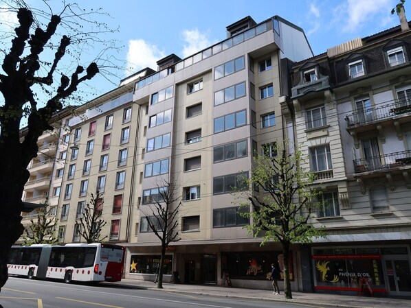 Himmel, Gebäude, Wolke, Eigentum, Fenster, Fahrzeug, Urban Design, Baum, Tower Block