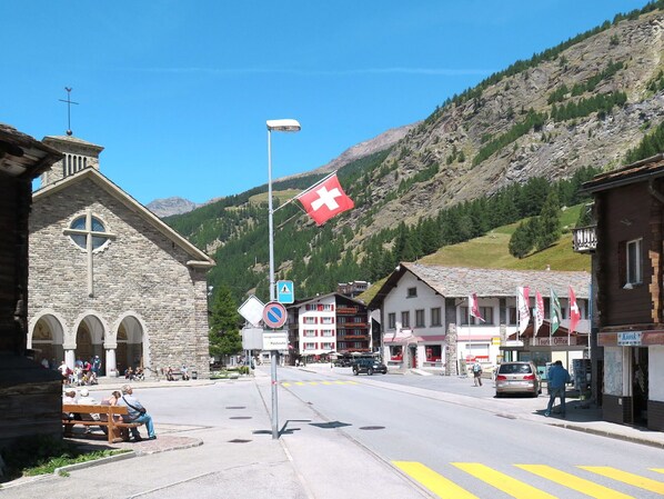 Ciel, Bâtiment, Fenêtre, Éclairage Public, Infrastructure, Plante, Surface De La Route, Montagne, Maison, Rue