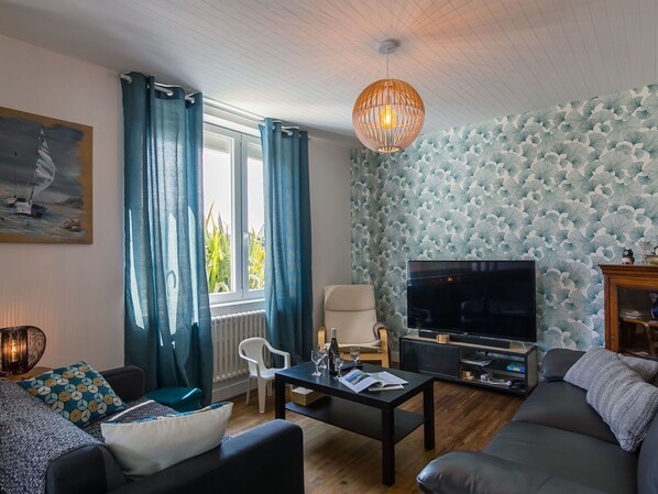 Eigentum, Möbel, Couch, Blau, Tabelle, Bilderrahmen, Komfort, Holz, Beleuchtung, Interior Design