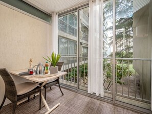 Plante, Table, Meubles, Propriété, Pot De Fleur, Bâtiment, Plante D'Appartement, Ombre, Mobilier De Jardin, Architecture