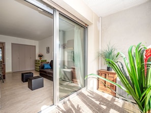 Plante, Table, Meubles, Propriété, Pot De Fleur, Bâtiment, Plante D'Appartement, Ombre, Mobilier De Jardin, Architecture