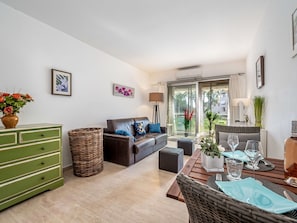 Plante, Table, Meubles, Propriété, Pot De Fleur, Bâtiment, Plante D'Appartement, Ombre, Mobilier De Jardin, Architecture