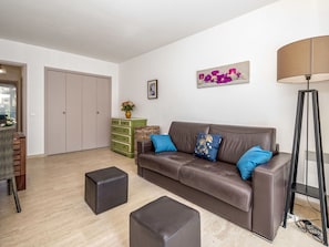 Plante, Table, Meubles, Propriété, Pot De Fleur, Bâtiment, Plante D'Appartement, Ombre, Mobilier De Jardin, Architecture