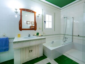 Plumbing Fixture, Interior Design, Bathroom, Flooring, Sink, Bathroom Sink, Floor, Ceiling, Tap, Plumbing