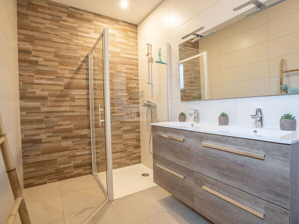 Cabinetry, Spiegel, Badezimmerschrank, Eigentum, Countertop, Duschtür, Gebäude, Zapfhahn, Armatur, Holz