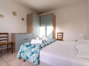 Möbel, Interior Design, Schlafzimmer, Bett, Fussboden, Bettdecke, Flooring, Holz, Bedding, Linens