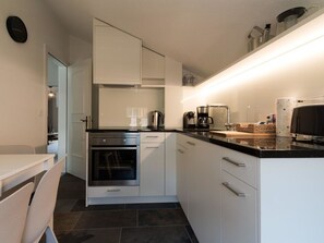 Cabinetry, Countertop, Möbel, Küchengerät, Herd, Sinken, Küche, Holz, Gebäude, Haushaltsgerät